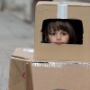 Autour de moi et ailleurs - L'enfant dans sa voiture en carton Autour de moi et ailleurs